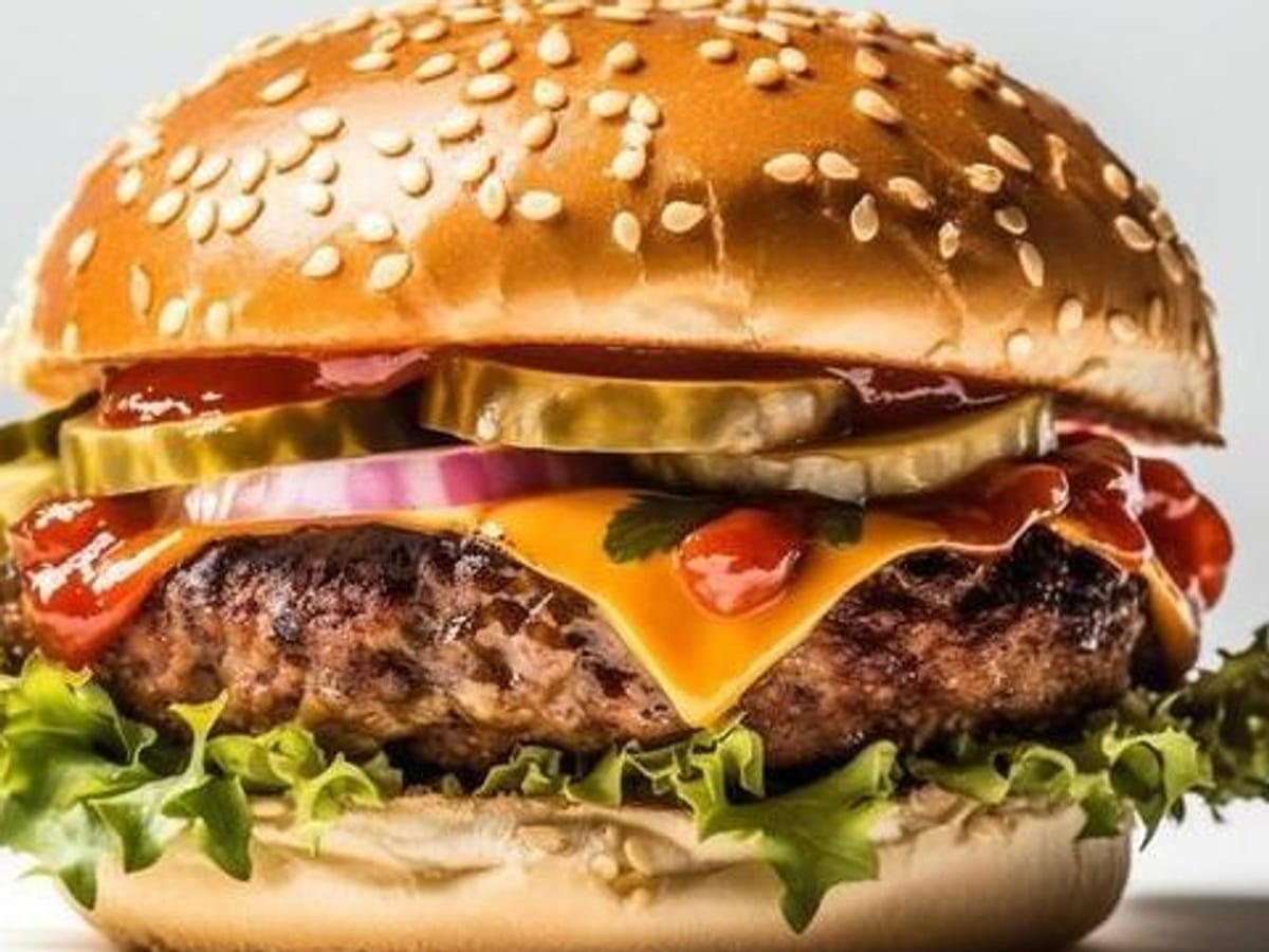 برجر لحم باربكيو — برجر لحم بقري بنكهة الباربكيو، مشوي ولذيذ، قضمة مشبعة | Cock "N" Bull, Sharjah