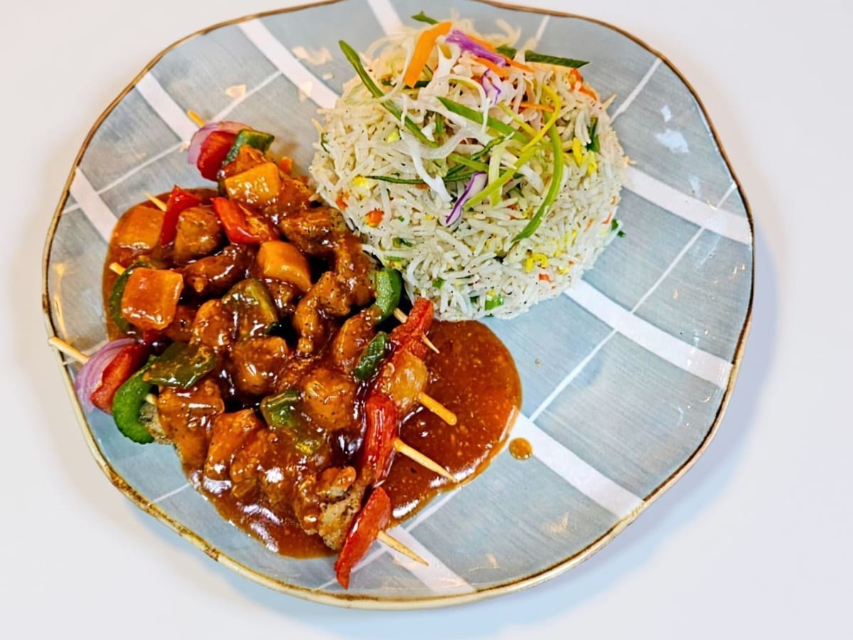 شاشليك باربكيو — نسختنا من شاشليك الدجاج الشهير. قطع دجاج مشوية وبصل وطماطم وفلفل مع صلصة شاشليك حلوة وحارة | Cock "N" Bull, Sharjah