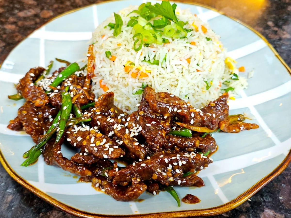 لحم تشيلي جاف — شرائح لحم سوتيه مع الفلفل الأخضر والزنجبيل مُغطاة بصلصة صينية مشهية | Cock "N" Bull, Sharjah