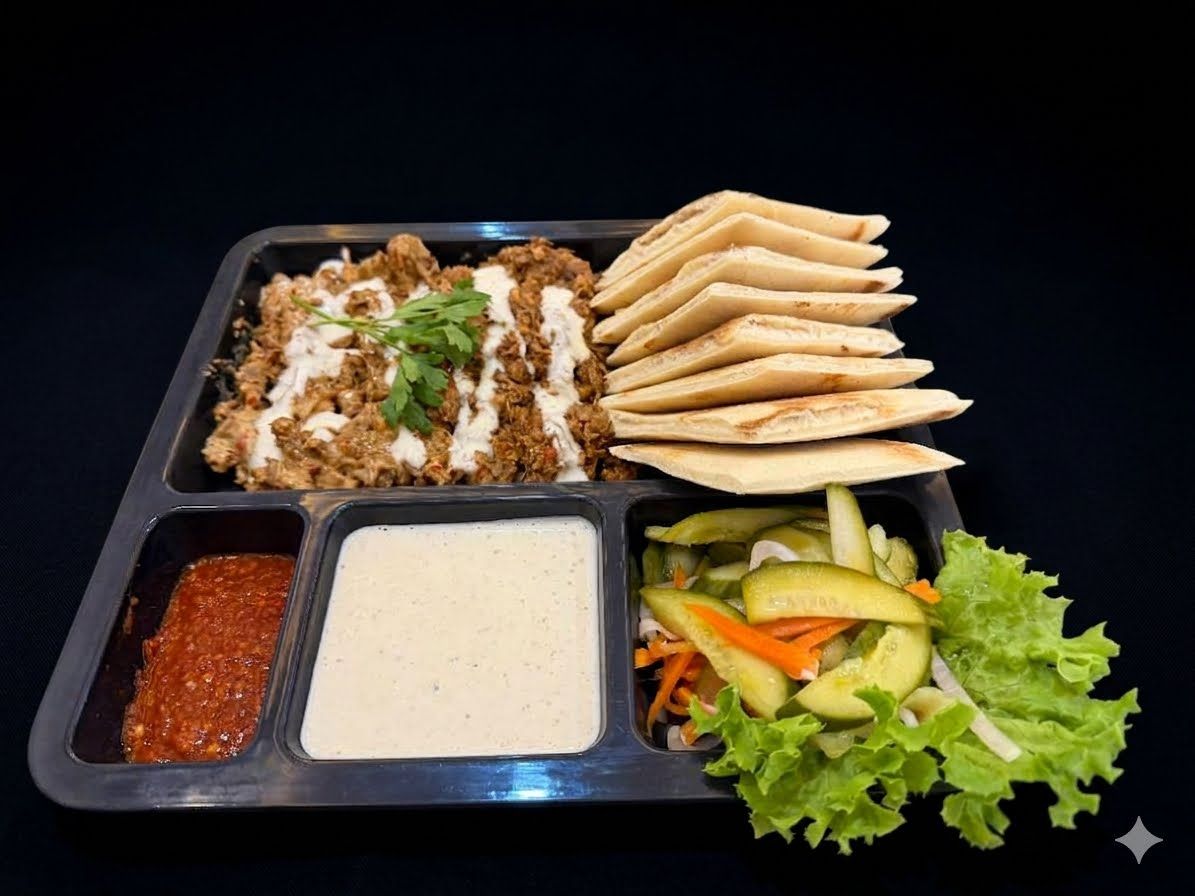 طبق لحم at Cock "N" Bull. حصة كبيرة من لحم الشاورما تقدم مع البطاطس والطحينة والخبز Pakistani restaurant in Al Majarra, Sharjah, UAE