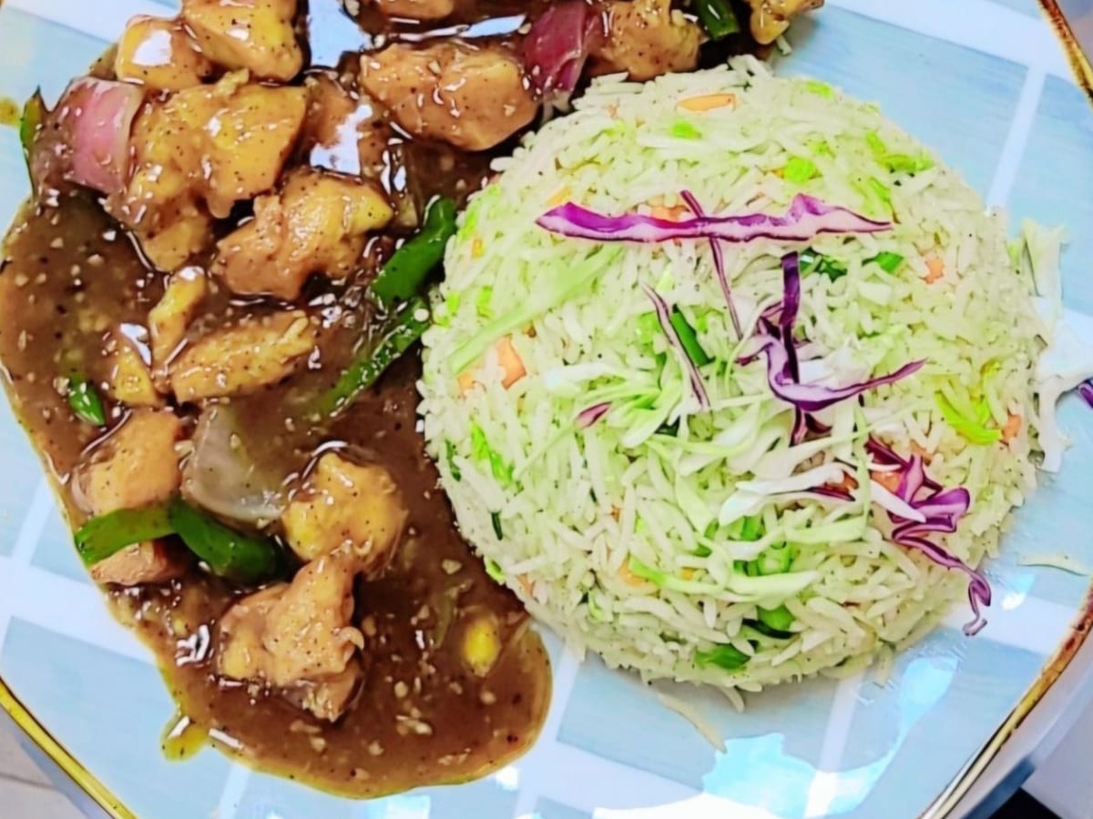 دجاج الفلفل الأسود — دجاج الفلفل الأسود، متبل ومحمّر، يقدم طعماً جريئاً وعطرياً | Cock "N" Bull, Sharjah