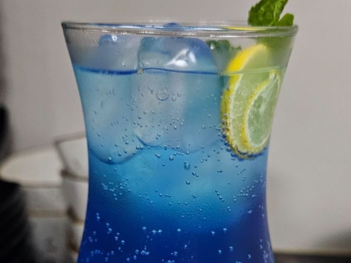 بلو لاغون — موكتيل كوراساو أزرق منعش مع ليمون وصودا | Cock "N" Bull, Sharjah