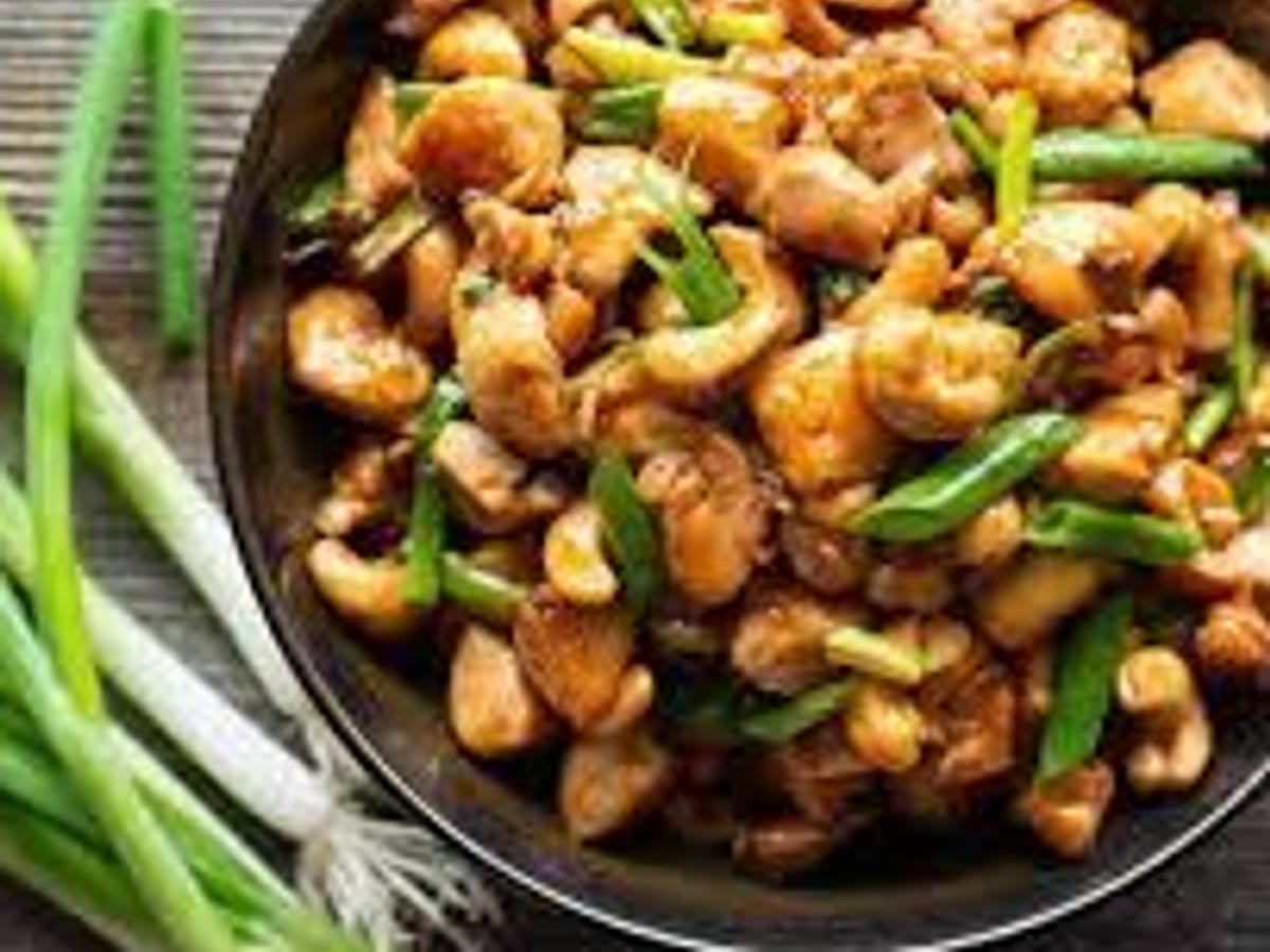 دجاج بالكاجو — دجاج سوتيه مع الكاجو والبصل والجزر والفلفل في صلصة المحار | Cock "N" Bull, Sharjah