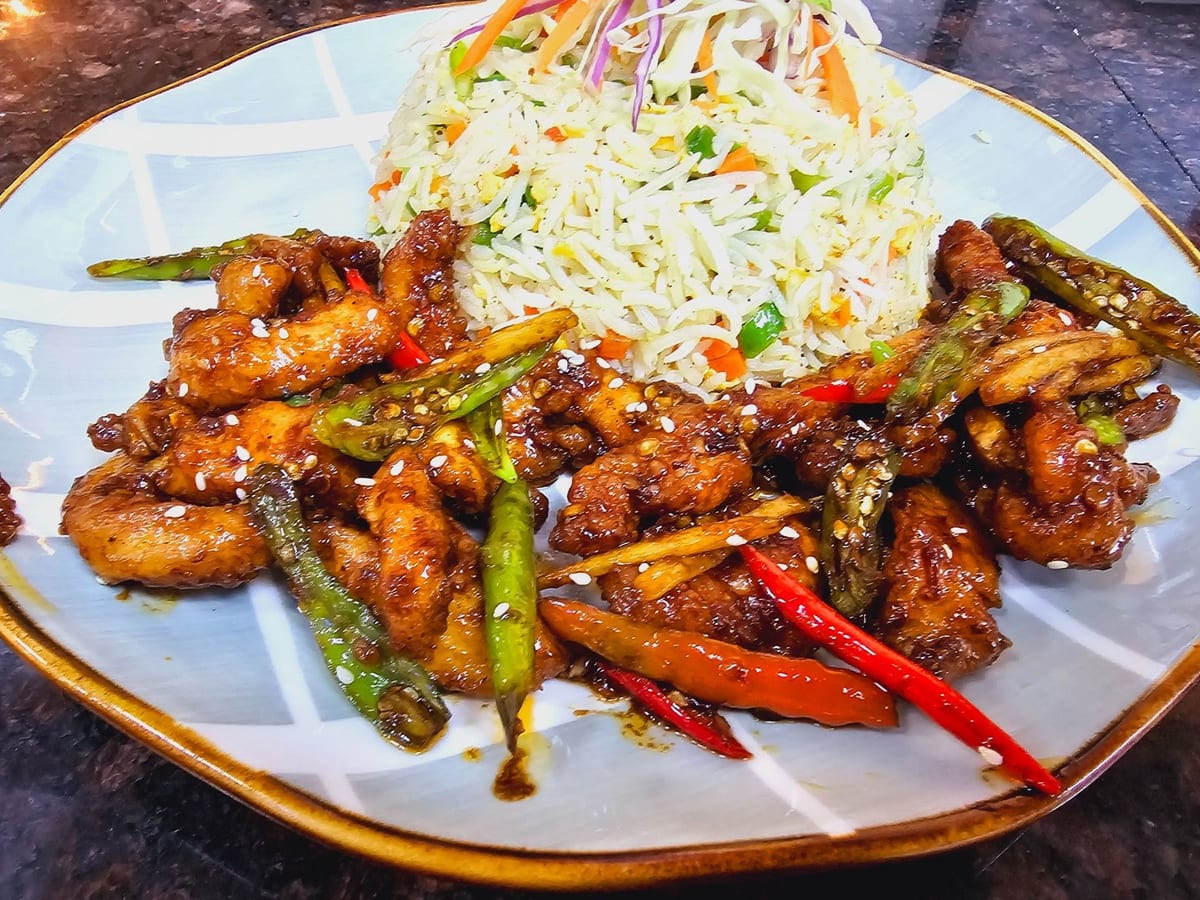 دجاج تشيلي جاف — دجاج تشيلي جاف، لاذع ولذيذ، متعة حارة | Cock "N" Bull, Sharjah