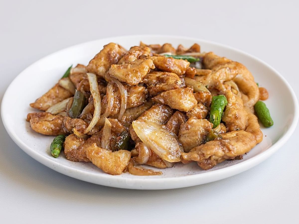 دجاج تشيلي بصل — طبق حار ومالح مع دجاج طري وبصل مقرمش | Cock "N" Bull, Sharjah