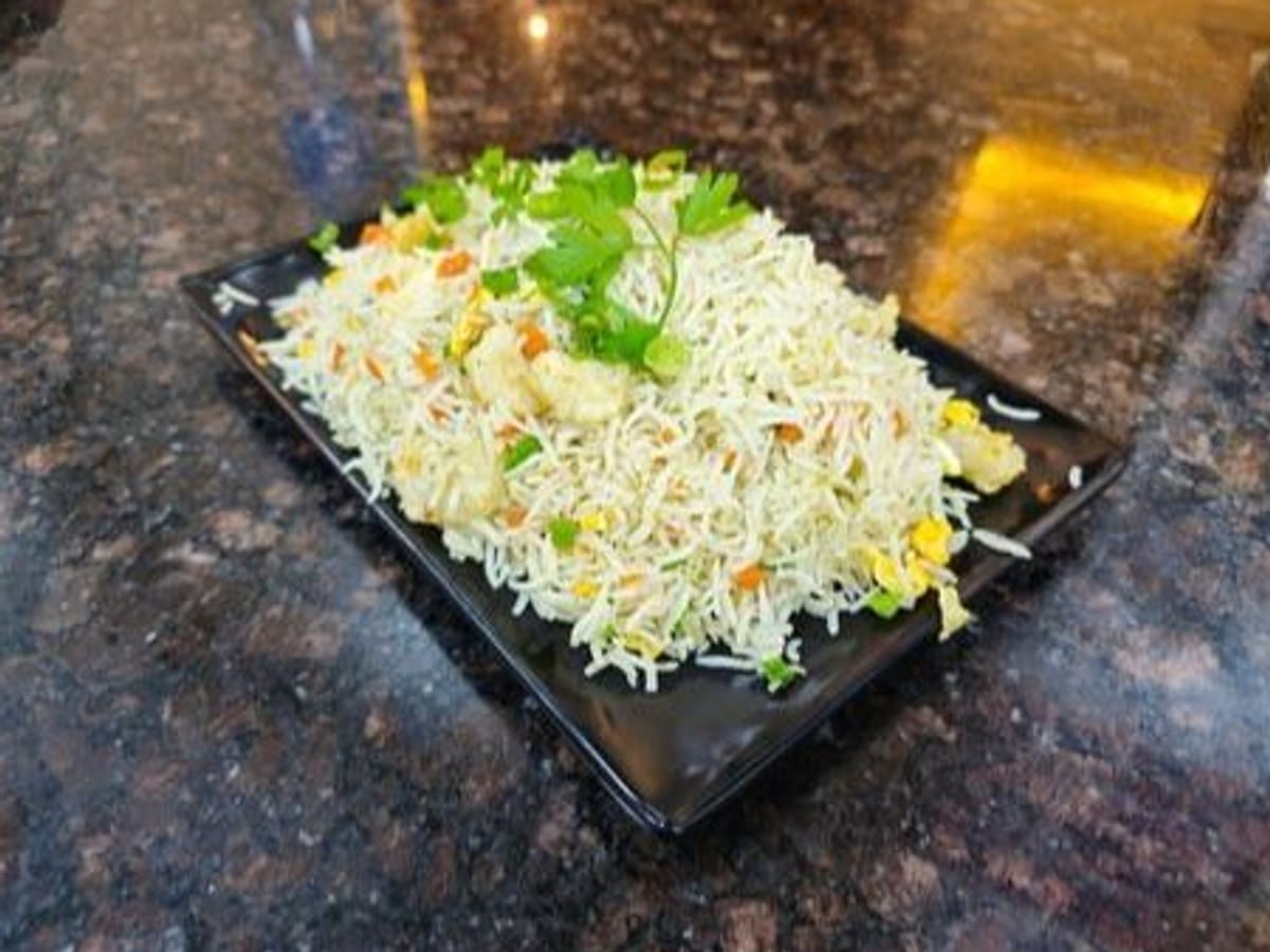 أرز مقلي بالدجاج — أرز مقلي بالمقلاة مع دجاج طري وخضار وصلصة الصويا | Cock "N" Bull, Sharjah