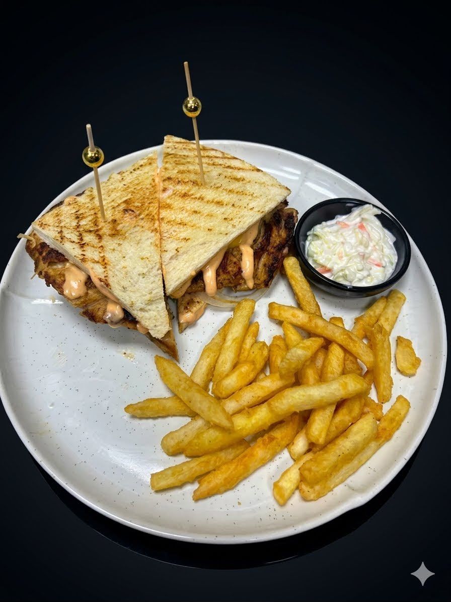 ساندويتش دجاج مشوي at Cock "N" Bull. وجبة خفيفة صحية مصنوعة من الخبز لمن يهتم بالسعرات الحرارية Pakistani restaurant in Al Majarra, Sharjah, UAE