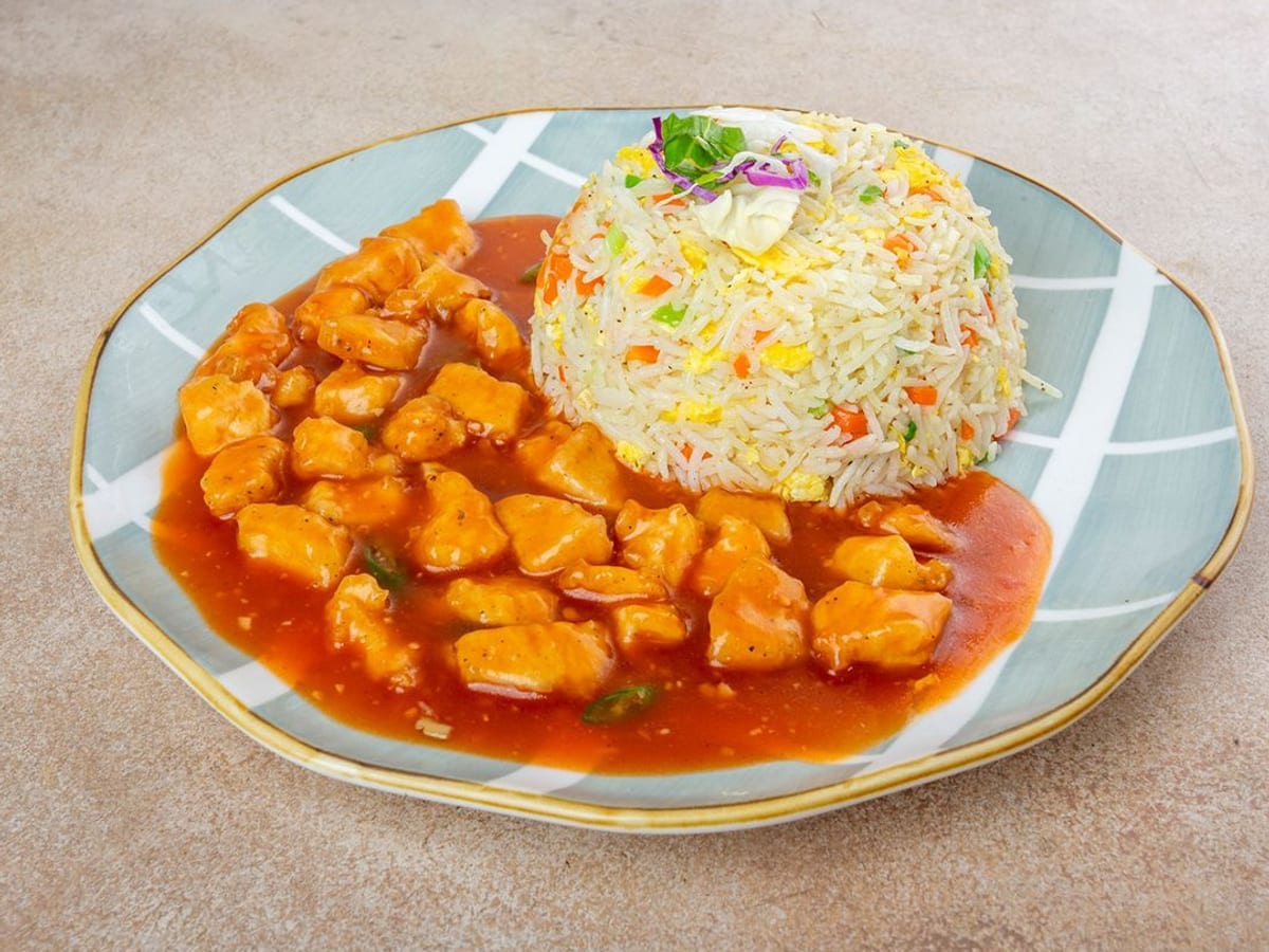 دجاج منشوري — مفضّل دائم، قطع دجاج مقلية بالمقلاة مع الزنجبيل والثوم في صلصة طماطم حارة | Cock "N" Bull, Sharjah