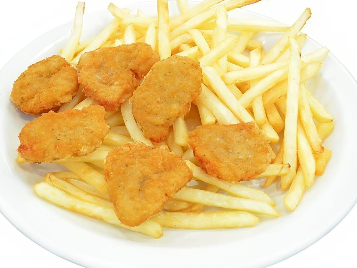 ناجتس دجاج (6 قطع) — قطع دجاج صغيرة ذهبية مقرمشة مصنوعة من دجاج طري وعصير، تقدم مع بطاطس سي إن بي. مفضلة كلاسيكية لجميع الأعمار | Cock "N" Bull, Sharjah