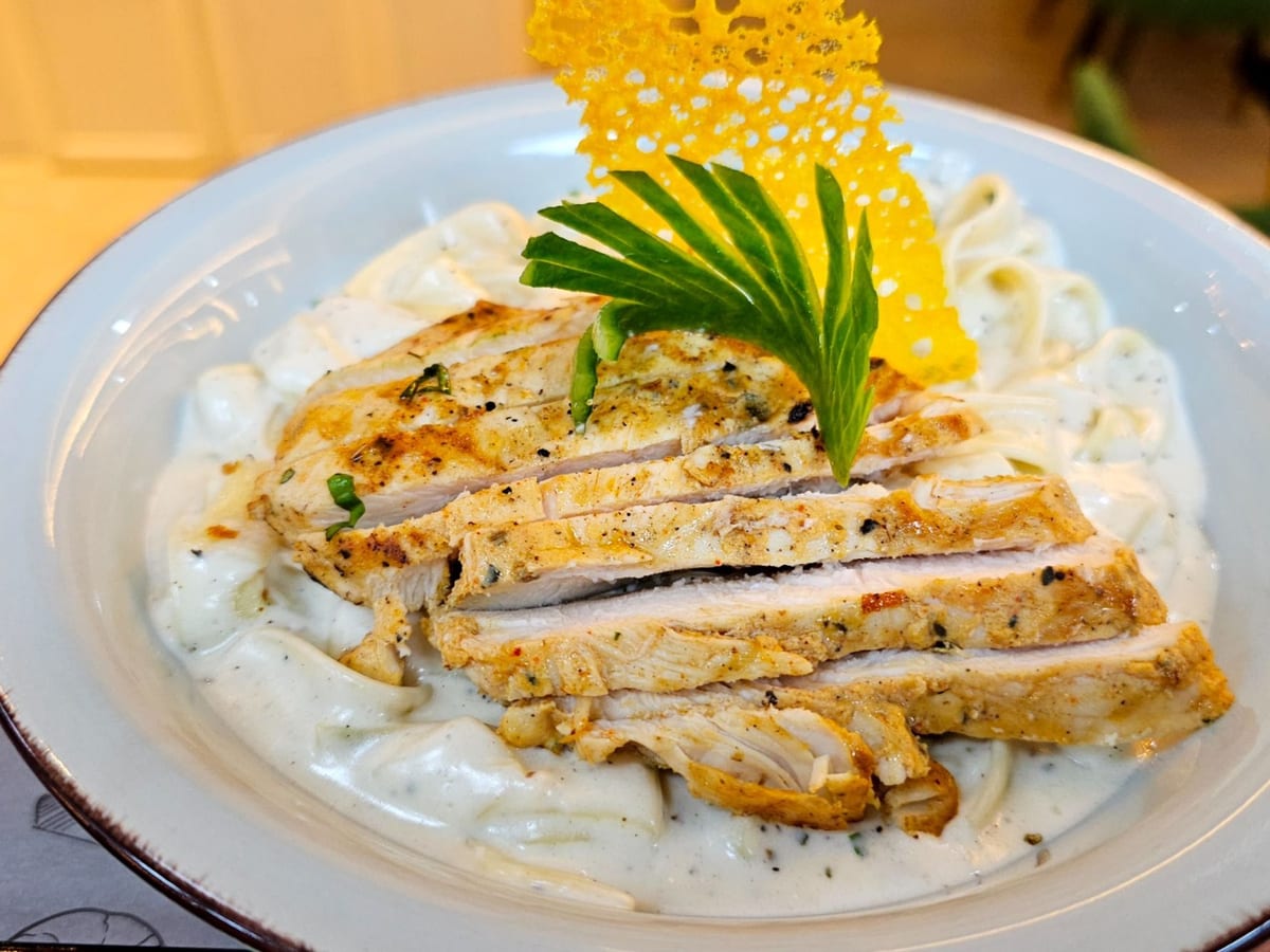 باستا فيتوتشيني — حصة دسمة من باستا الفيتوتشيني مغطاة بصلصة كريمية متبلة بلذة وقطع دجاج مشوية لذيذة | Cock "N" Bull, Sharjah