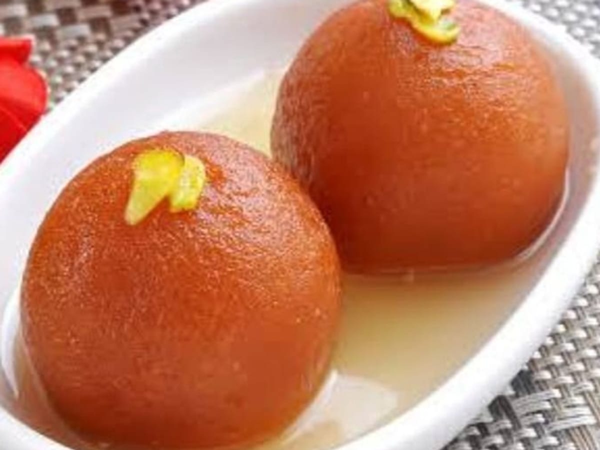 جلاب جامون (قطعتان) — كرات لبن طرية منقوعة في شراب السكر بنكهة الورد | Cock "N" Bull, Sharjah