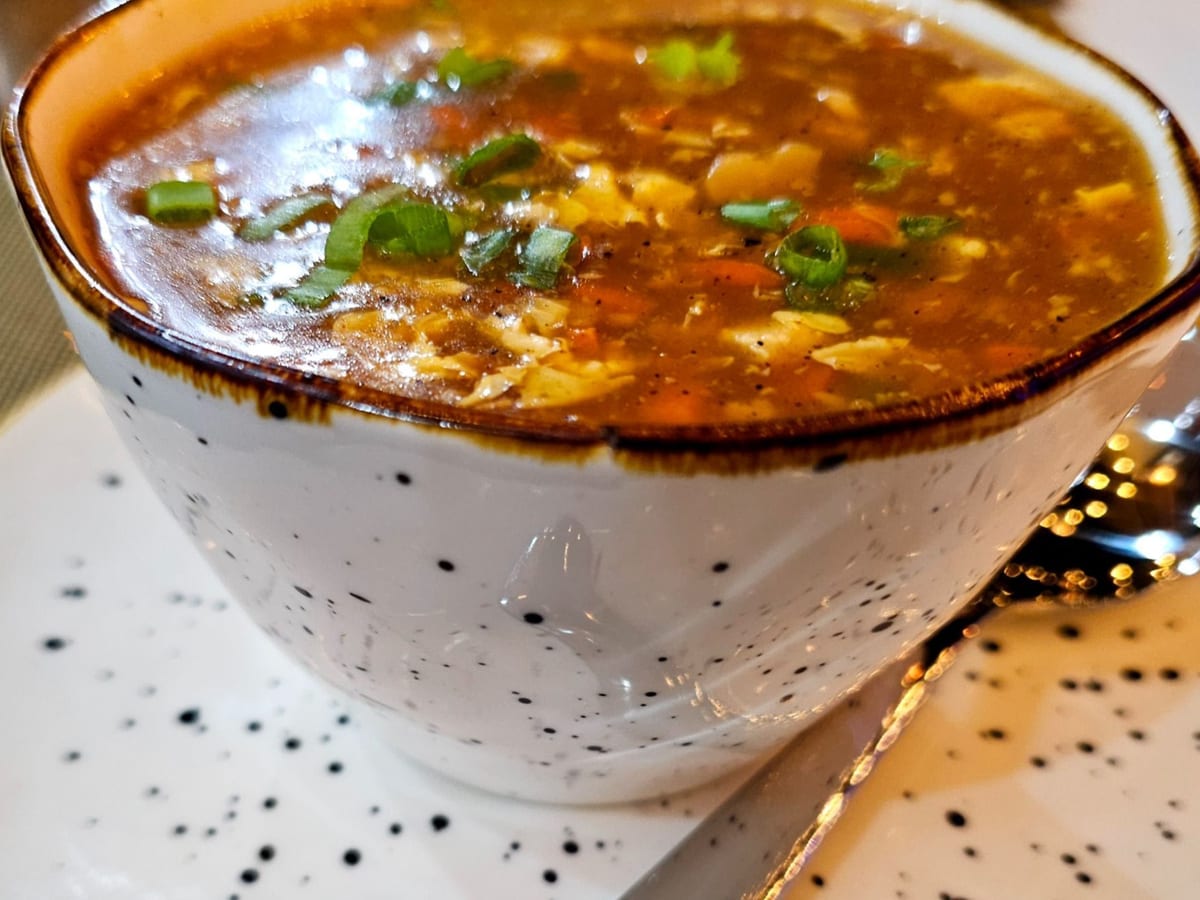 شوربة حار وحامض — شوربة محبوبة مع مرق دجاج ودجاج مفروم ناعم وخضار صينية | Cock "N" Bull, Sharjah