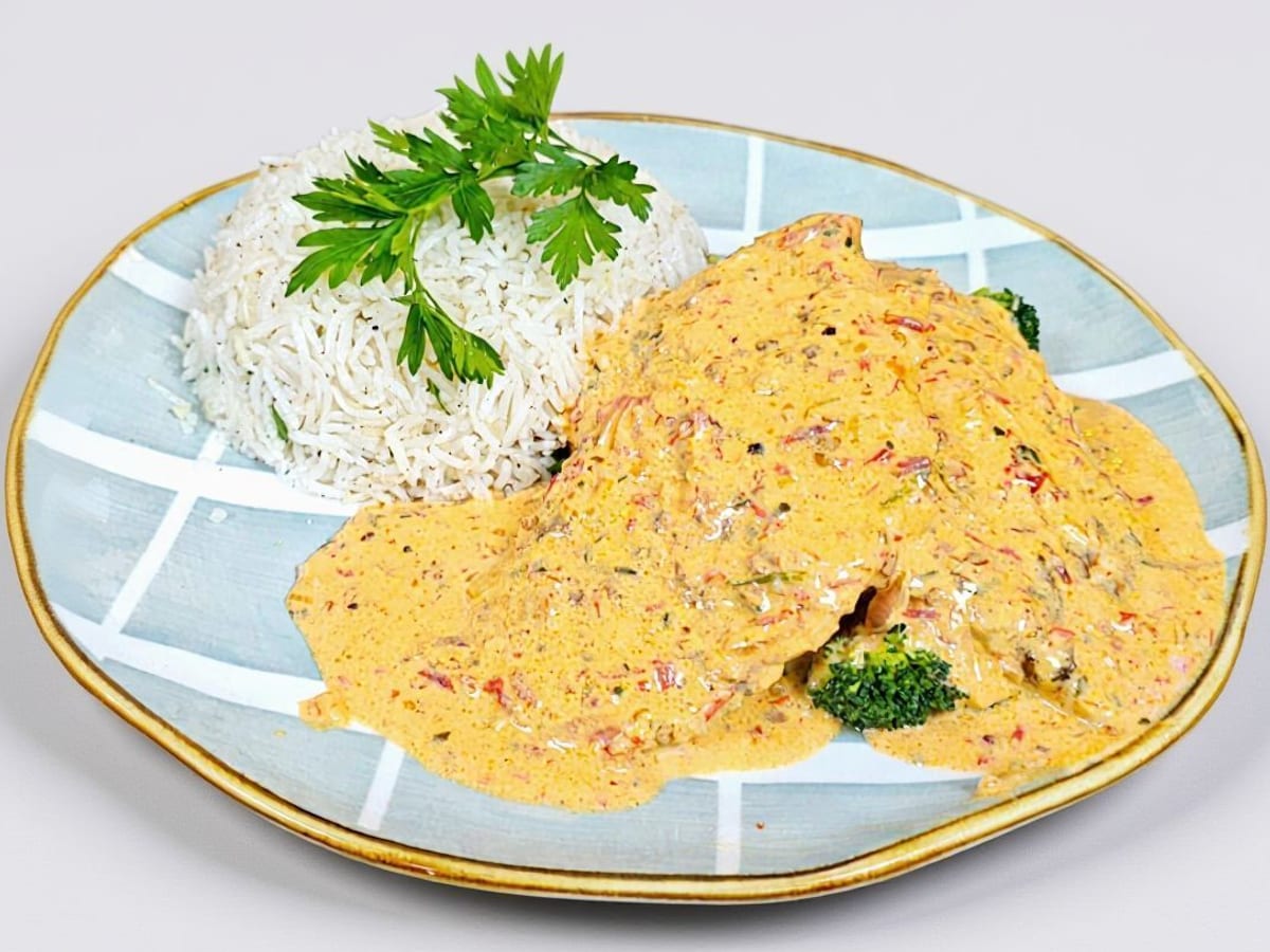 دجاج مغربي — صدور دجاج طرية وعصيرية مغطاة بصلصة مغربية حارة مليئة بالنكهات الغريبة | Cock "N" Bull, Sharjah