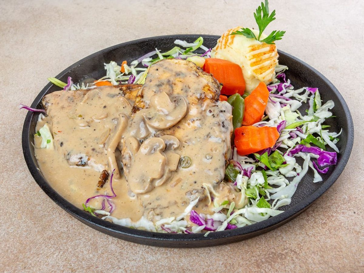 ستيك الفطر — ستيك عصيري مع فطر لذيذ لنكهة غنية وترابية، تجربة طهي مُرضية | Cock "N" Bull, Sharjah