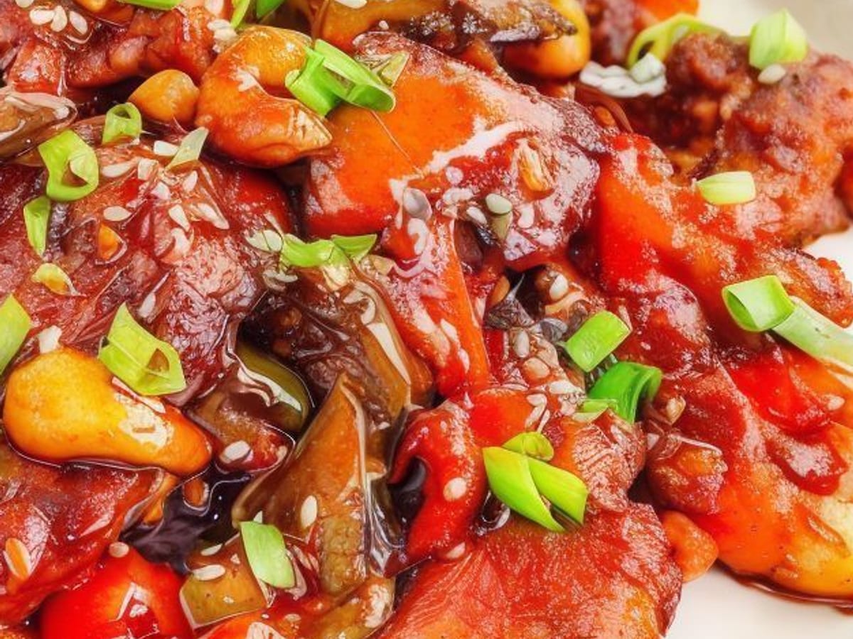 دجاج التنين الأحمر — دجاج سوتيه مع الفلفل والبصل والجزر والكوسا في صلصة كوك أن بول الخاصة | Cock "N" Bull, Sharjah