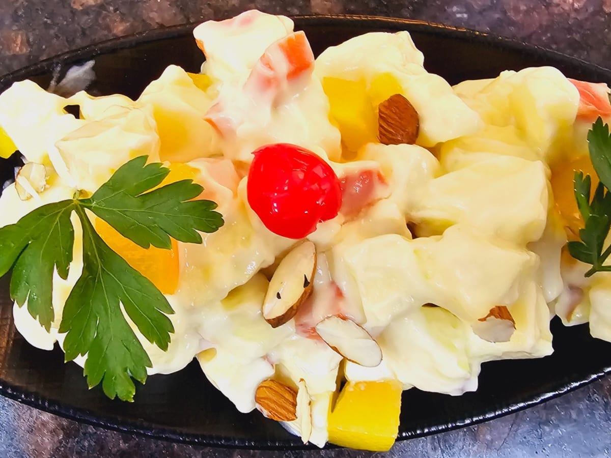 سلطة روسية — مزيج كريمي من البطاطس والجزر وسلطة الفواكه المتبلة والمبردة | Cock "N" Bull, Sharjah