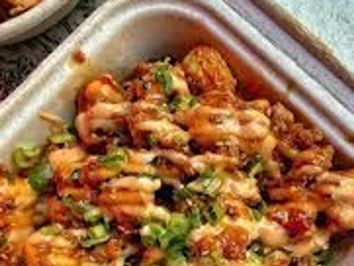 دجاج ساموراي — دجاج مغطى ببذور السمسم والبروكلي وصلصة حلوة ولاذعة خاصة مع فول سوداني محمص | Cock "N" Bull, Sharjah