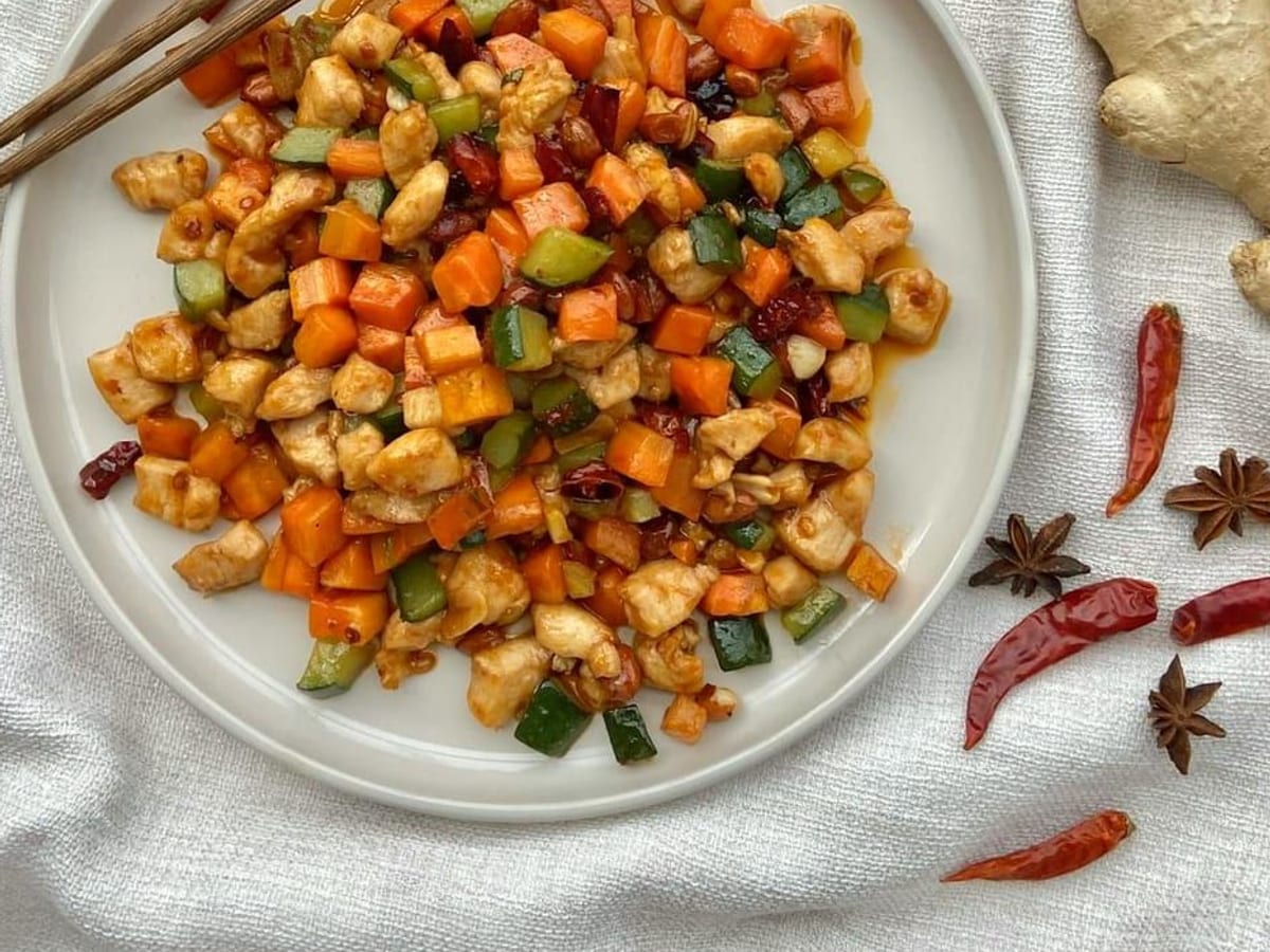 دجاج شيزوان — دجاج مقلي حار في صلصة شيزوان جريئة مع الفلفل الحار والثوم والخضار المقرمشة | Cock "N" Bull, Sharjah