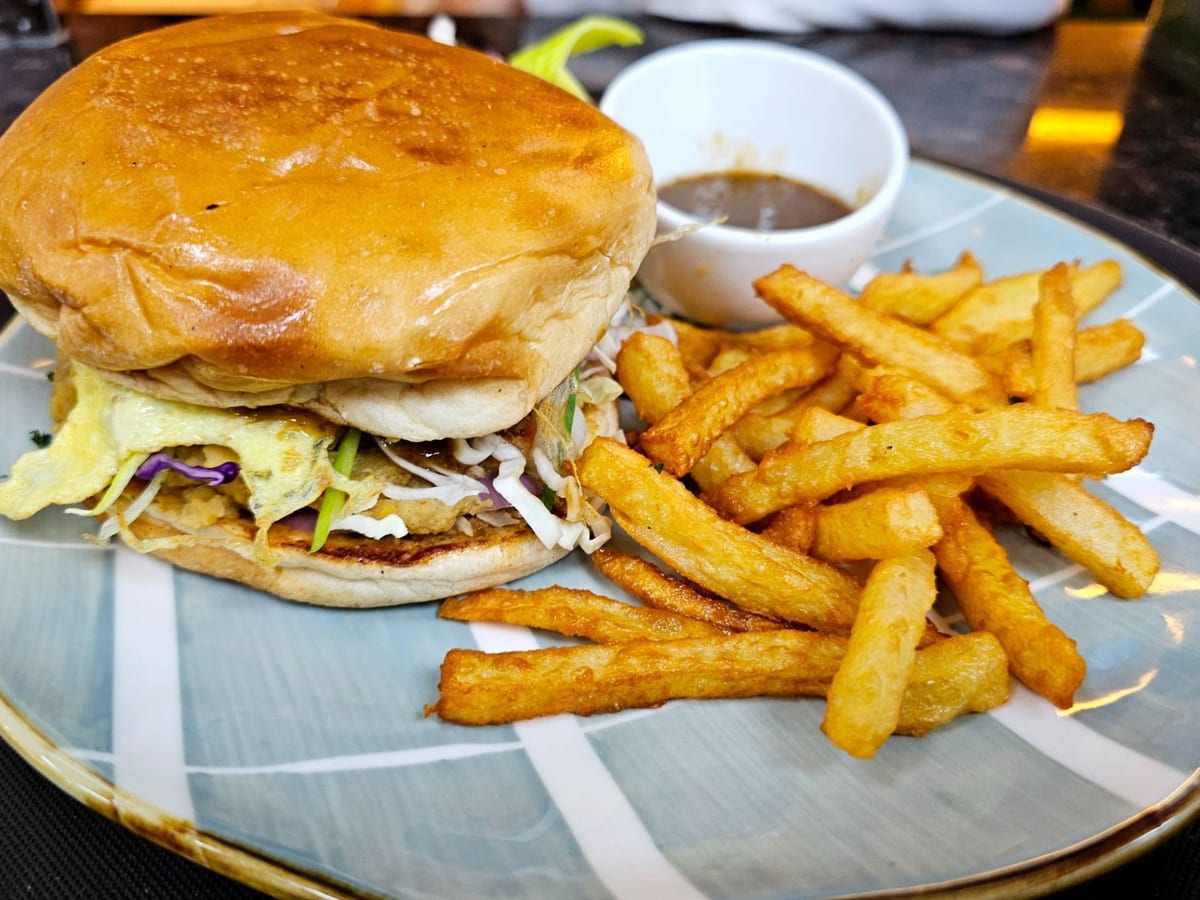 بن كباب خاص — قطعة دجاج وعدس شهيرة من الشارع مع بيضة وصلصة الشارع الخاصة، تقدم مع الكولسلو وبطاطس سي إن بي. إتقان مطلق! | Cock "N" Bull, Sharjah