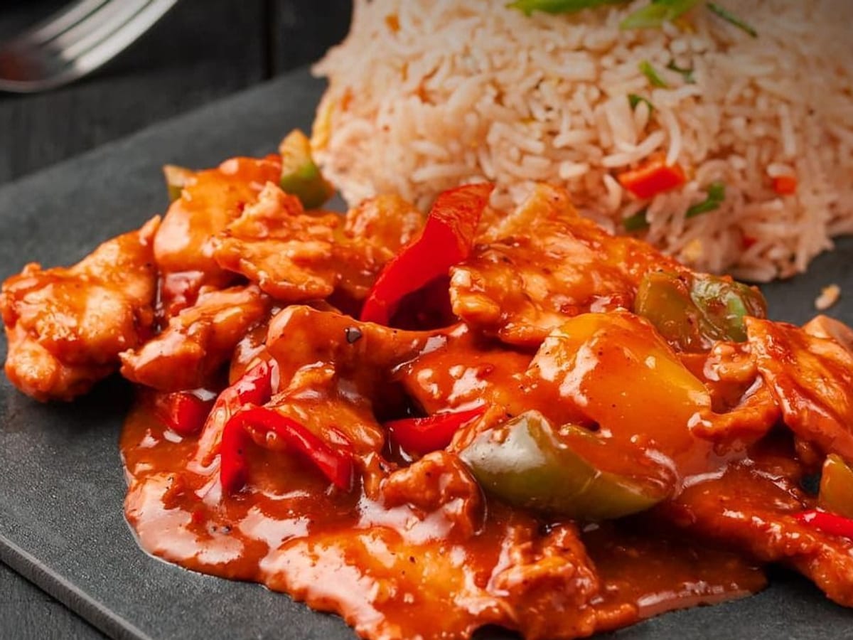 تاي حار ملتهب — دجاج مقلي مع فطر أبيض وفلفل أصفر وأخضر وفلفل طائر أحمر في صلصة ملتهبة | Cock "N" Bull, Sharjah