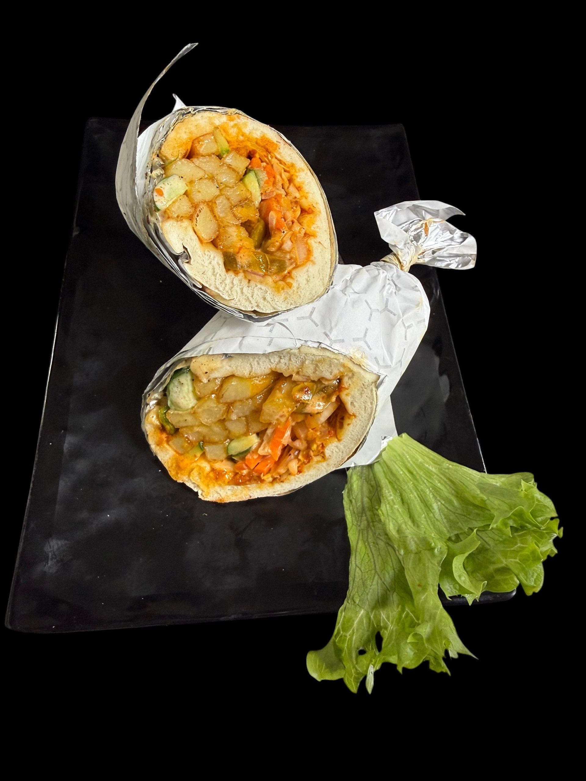 لفافة خضار at Cock "N" Bull. خضار طازجة مشوية وصلصة مميزة ملفوفة في خبز طري Pakistani restaurant in Al Majarra, Sharjah, UAE