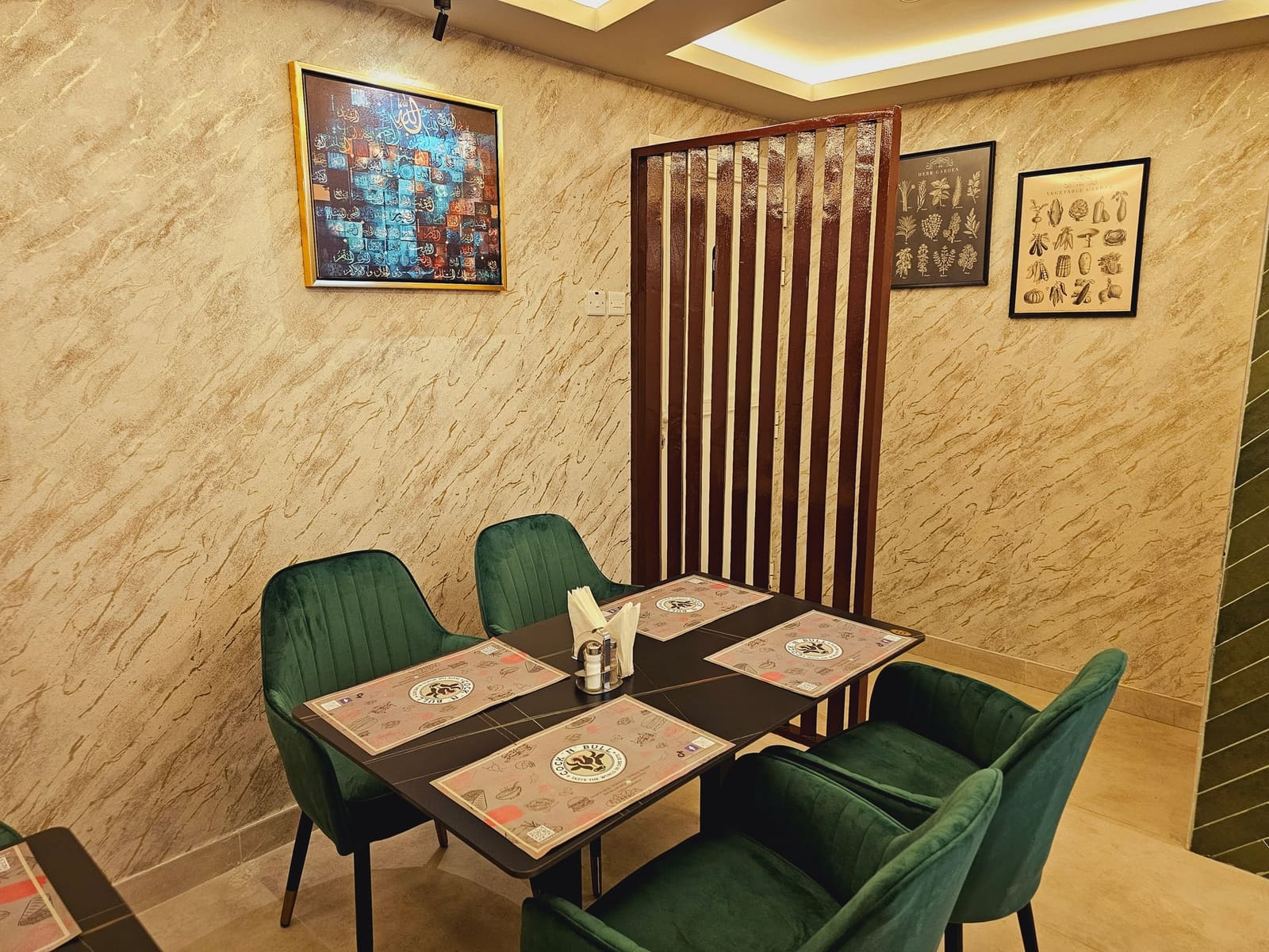 جلسات بوث خاصة في كوك أن بول المجرة، مثالية للأزواج والمجموعات الصغيرة