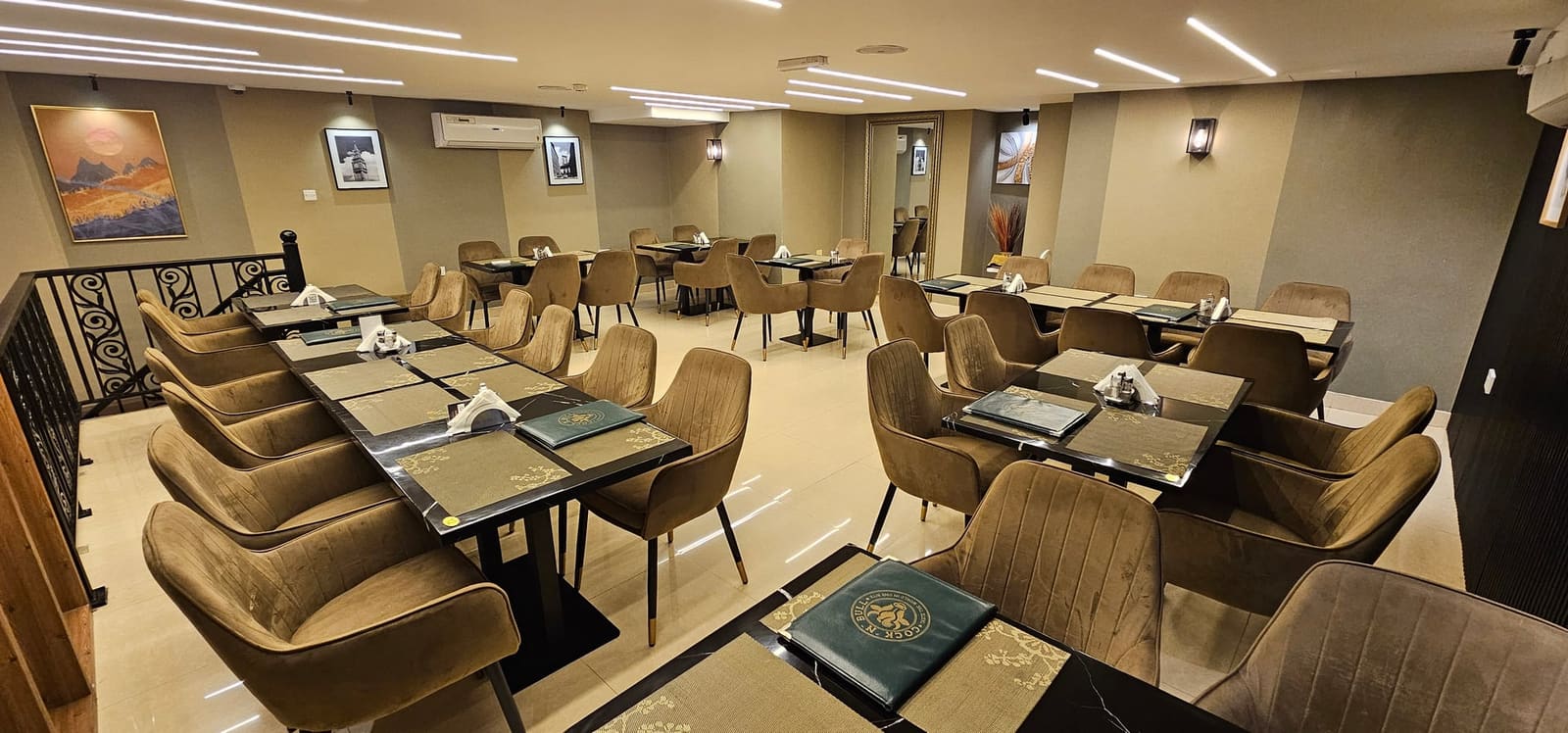 صالة الطعام العلوية بمطعم كوك أن بول الشارقة جاهزة للضيوف - أجواء عائلية دافئة لمطعم باكستاني في الشارقة